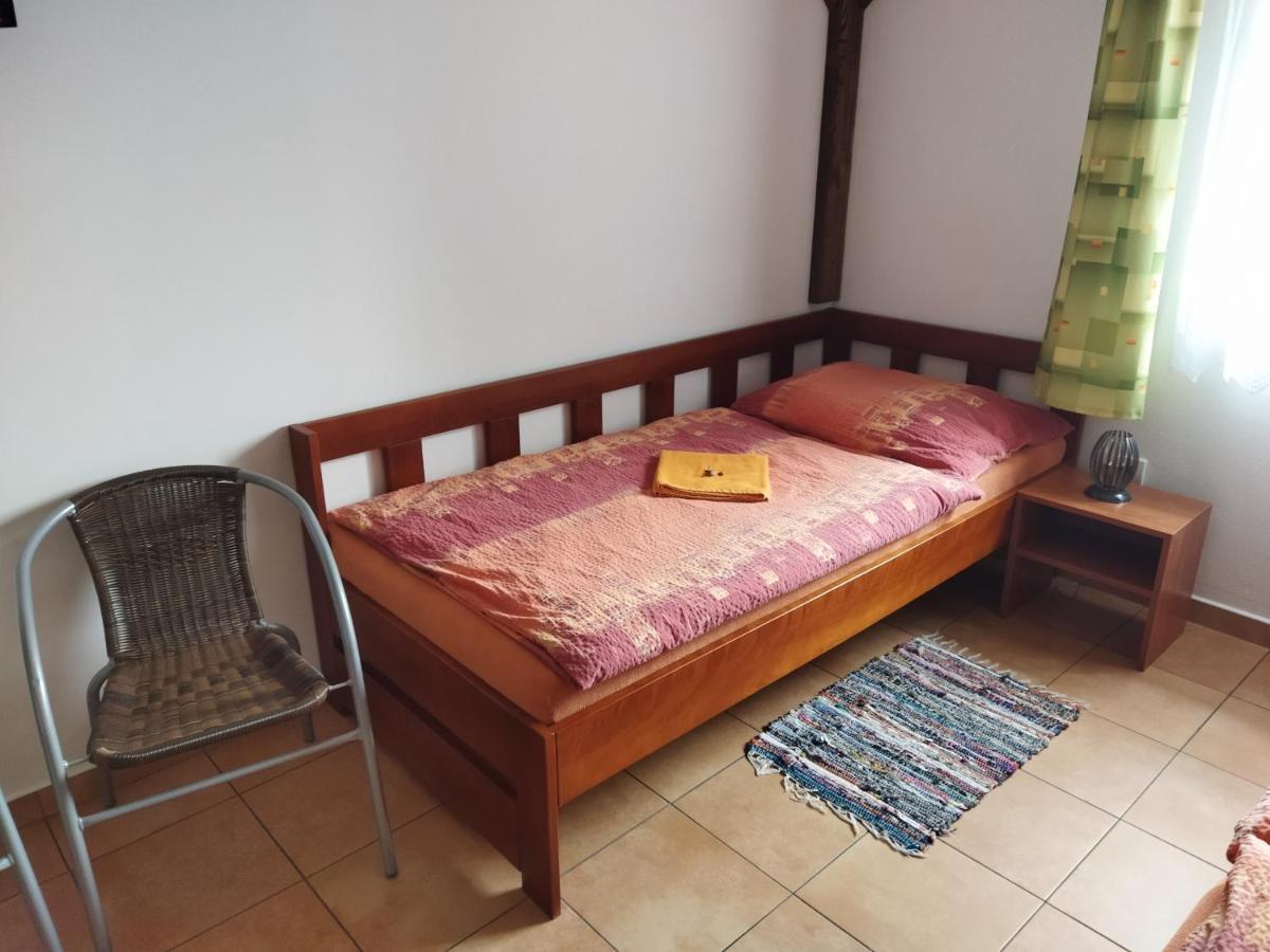 Vinny Sklep A Penzion U Vinohradu Velké Bílovice Exterior foto
